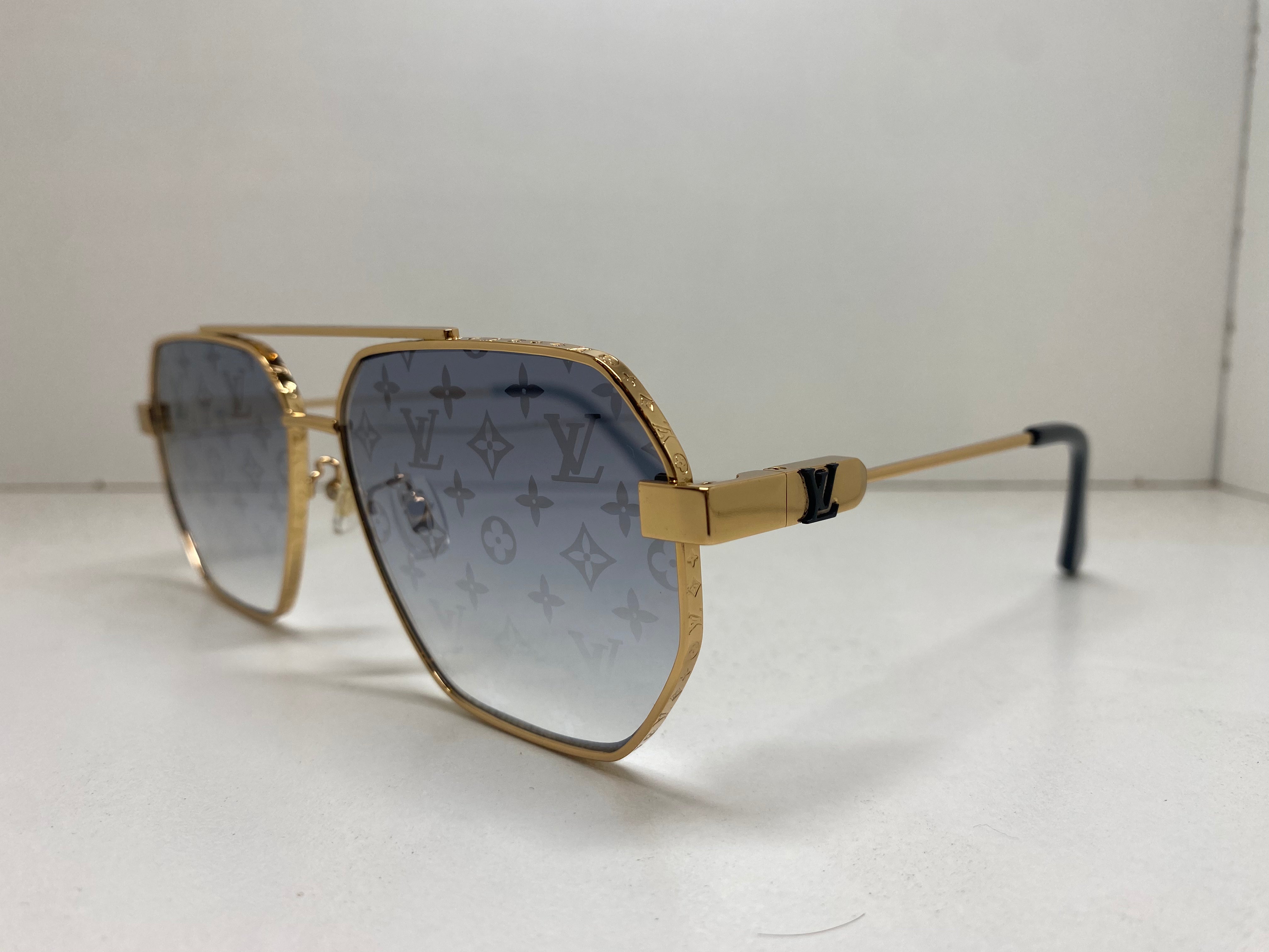 LOUIS VUITTON Z1834U