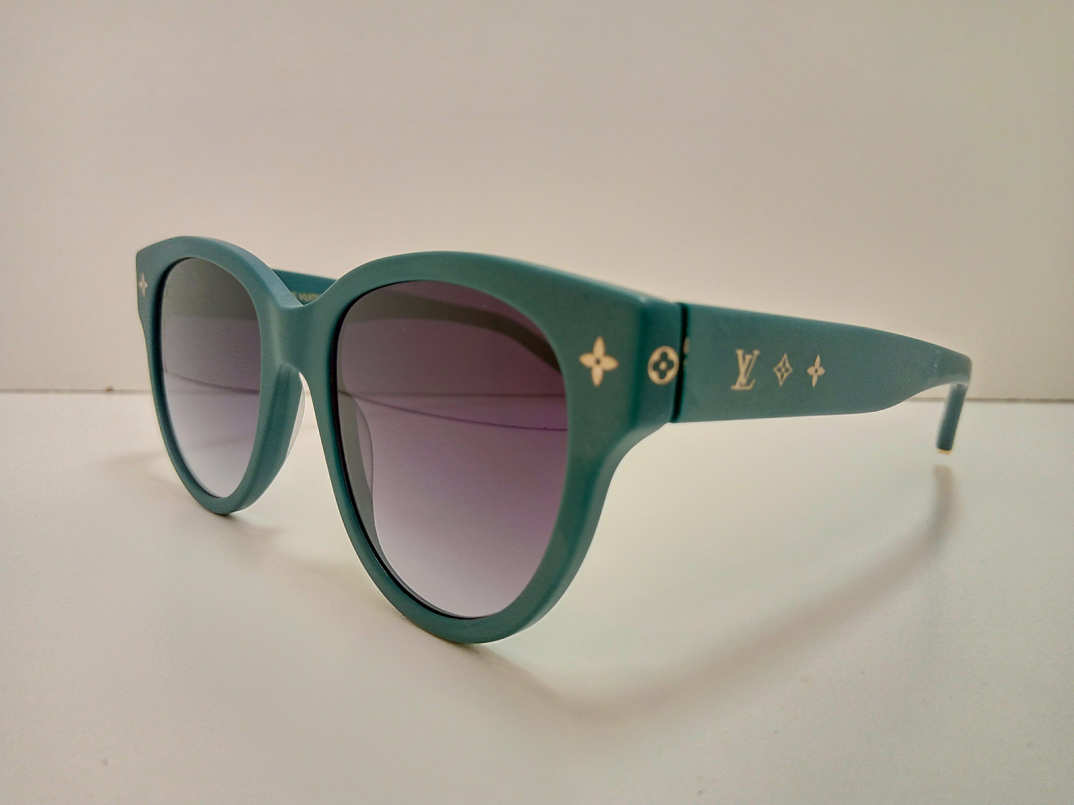 LOUIS VUITTON Z1526E
